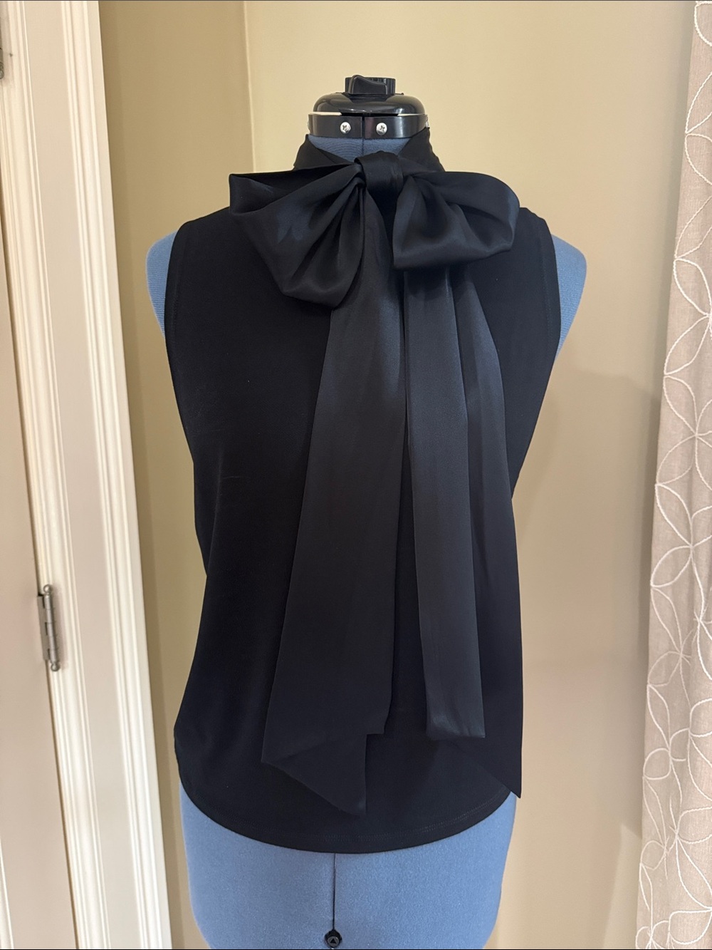Alice + Olivia Black Sleeveless Bow Tie Neck Blouse